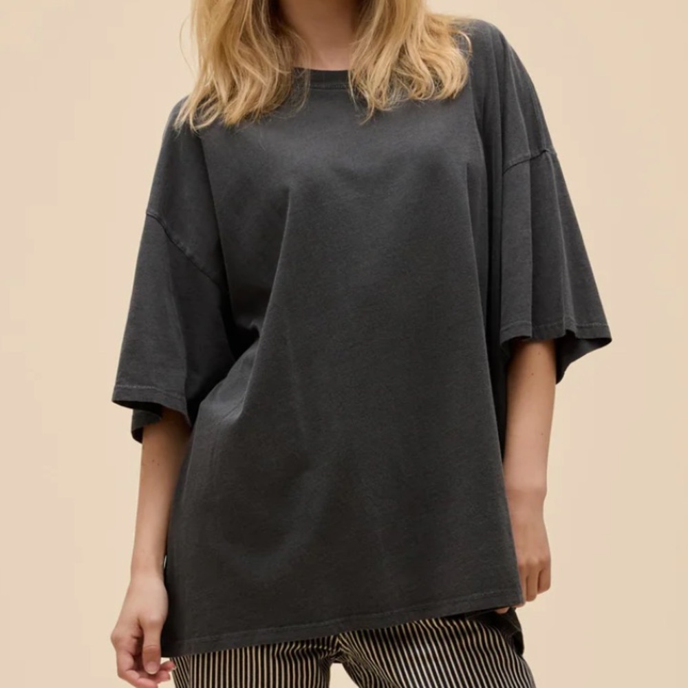 Daydreamer LA One Size Solid Tee in Pigment Black